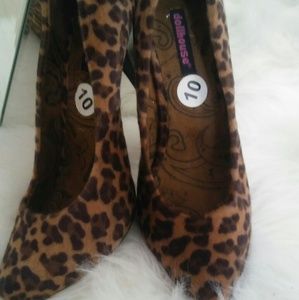 Leopard pumps